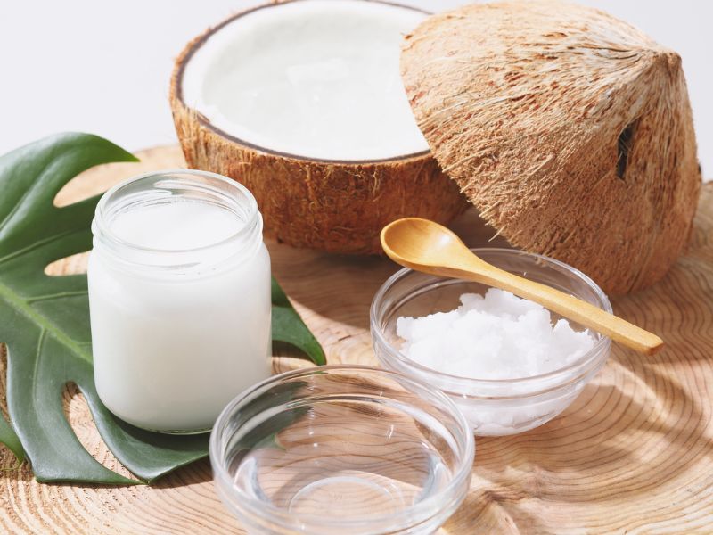 Sử dụng kem dưỡng ẩm là bước không thể thiếu giúp duy trì và làm dịu làn da trong điều kiện khô hanh do điều hòa