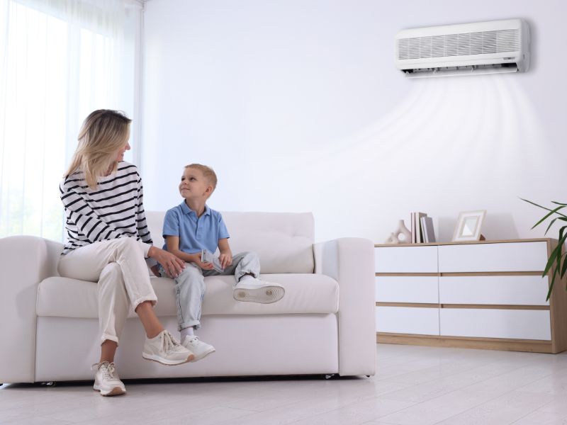 Cấp ẩm liên tục bằng sản phẩm phù hợp là bí quyết chăm sóc da khi ngồi điều hòa hiệu quả