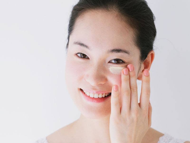Dịch vụ dưỡng ẩm chuyên sâu cho da khô mùa thu bằng dịch vụ chuyên sâu tại Skinlab