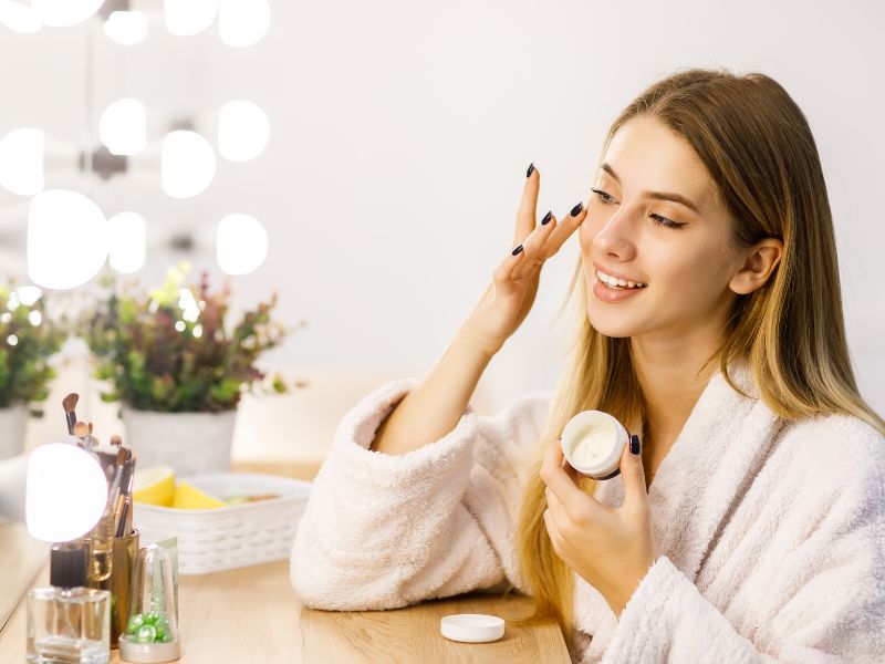 Áp dụng bí quyết dưỡng da khô mùa thu không thể bỏ qua bổ sung nước đầy đủ để duy trì độ ẩm cho da từ bên trong.