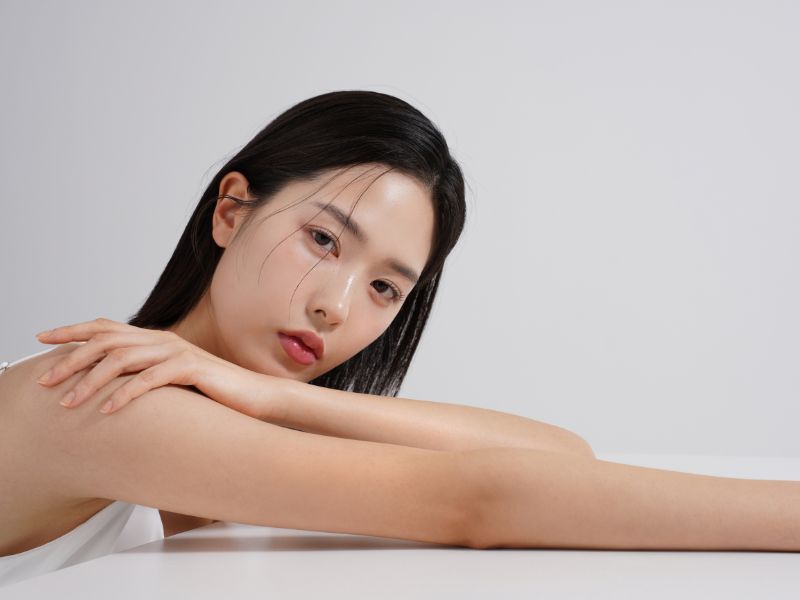 Sử dụng kem dưỡng ẩm chứa các thành phần giữ nước hoặc các chất hút ẩm sẽ giúp bổ sung và duy trì độ ẩm cần thiết trên da