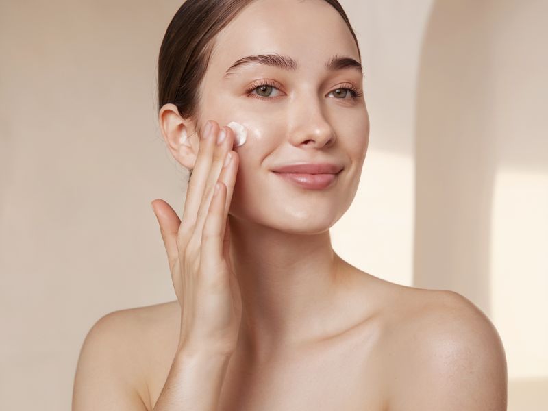 chăm sóc da mùa nóng nhưng thường xuyên ở phòng lạnh trở thành một thách thức không nhỏ.
