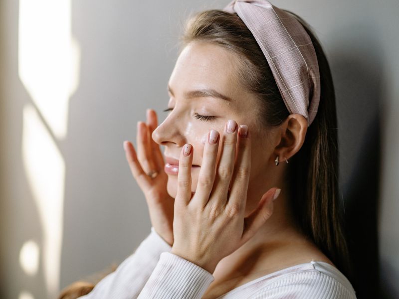 Bài viết này giúp bạn nhận diện rõ đặc điểm da dầu thiếu nước mùa thu và cách thức dưỡng da phù hợp giúp làn da vừa đủ ẩm