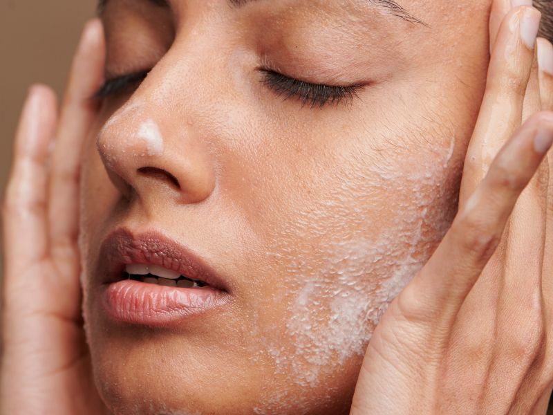 Skinlab xây dựng các liệu trình chăm sóc chuyên sâu dành riêng cho da nhạy cảm bị khô do điều hòa, tập trung vào làm dịu – phục hồi – cấp ẩm sâu – củng cố hàng rào bảo vệ da