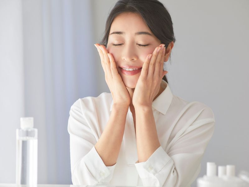 Thực hiện những thói quen lành mạnh sẽ giảm thiểu đáng kể tình trạng da nhạy cảm bị khô do điều hòa