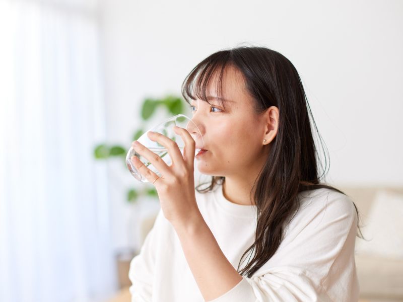 Dưỡng da khô khi làm việc văn phòng trở thành một nhu cầu thiết yếu giúp duy trì sự mềm mại và khỏe mạnh cho làn da