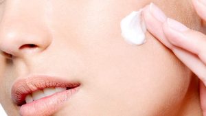 dưỡng da nhạy cảm thời tiết hanh khô đóng vai trò quan trọng giúp bảo vệ lớp màng da, làm dịu các tổn thương do thời tiết gây ra.
