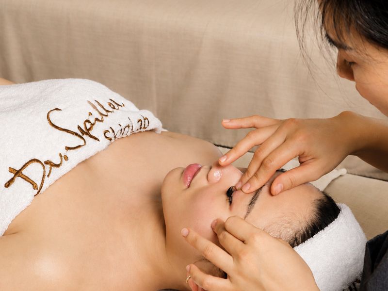 giữ ẩm cho da trong mùa thu trở thành bước chăm sóc thiết yếu để bảo vệ làn da khỏi những tác động xấu từ môi trường.