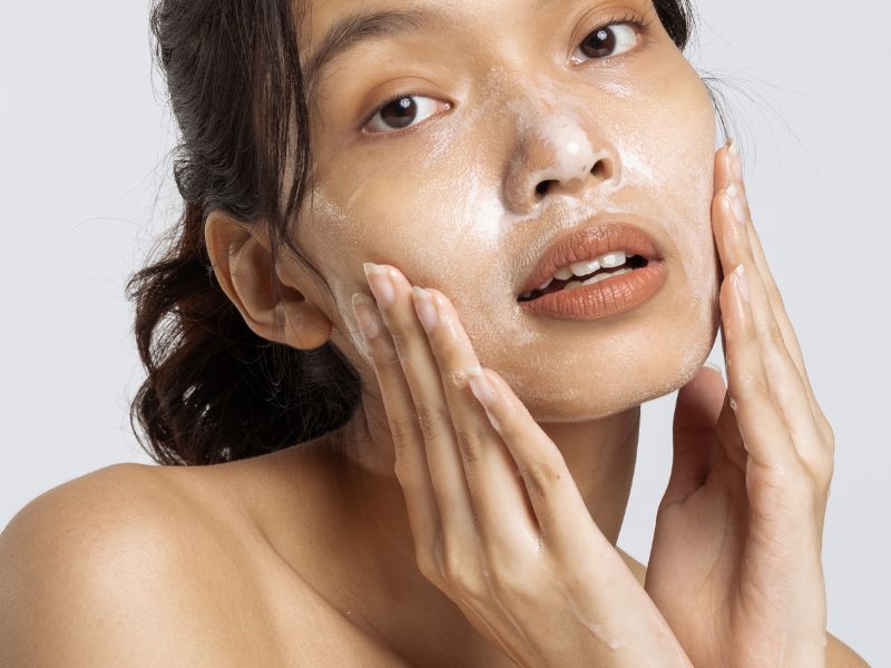 phần lớn nguyên nhân da khô mùa thu bắt nguồn từ vài yếu tố môi trường chính và thói quen sinh hoạt thường ngày có thể dễ dàng cải thiện.