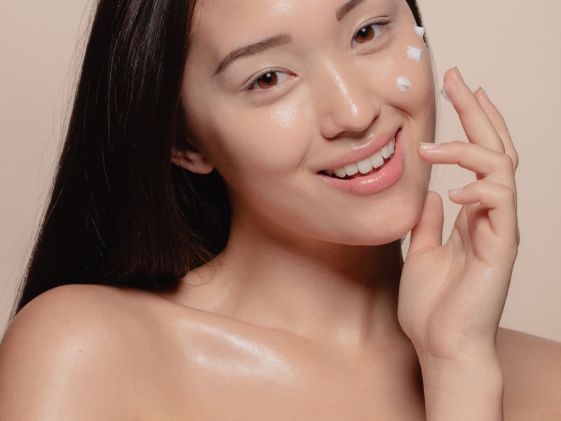 Bên cạnh quy trình chăm sóc da mùa thu bên ngoài da, chế độ ăn uống và sinh hoạt hàng ngày cũng góp phần quan trọng giúp làn da khỏe mạnh