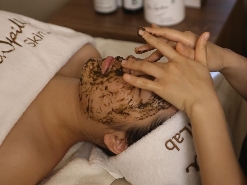 một routine chăm sóc da cho nhân viên văn phòng ngồi máy lạnh cả ngày khoa học, hợp lý là rất cần thiết để duy trì làn da tươi tắn, đàn hồi tự nhiên