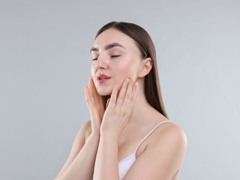 Duy trì sử dụng serum cấp ẩm cho da văn phòng không chỉ giúp cải thiện ngay tình trạng da khô mà còn nâng cao vẻ đẹp làn da