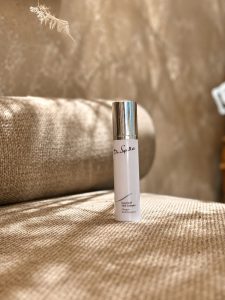 Sử dụng serum dưỡng da mùa thu vào buổi sáng và tối giúp duy trì sự bảo vệ và dưỡng ẩm liên tục