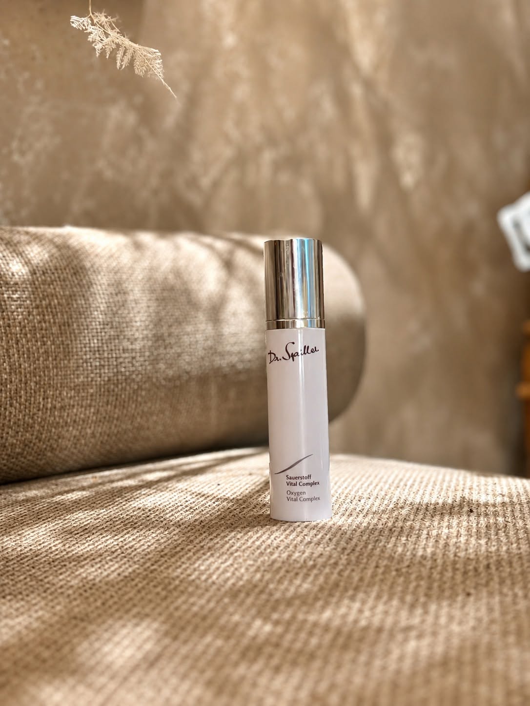 Sử dụng serum dưỡng da mùa thu vào buổi sáng và tối giúp duy trì sự bảo vệ và dưỡng ẩm liên tục