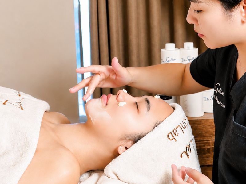Skincare mùa thu không chỉ giúp bảo vệ da trước tác nhân xấu mà còn thúc đẩy quá trình phục hồi và tái tạo da hiệu quả hơn.
