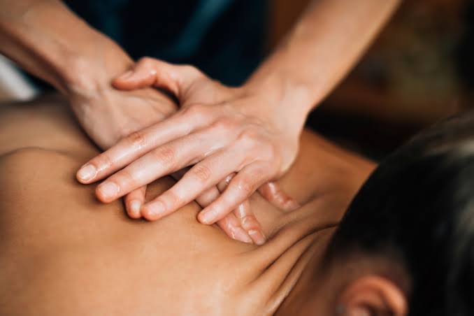 Nếu đau cổ vai gáy kéo dài hơn một tuần và không cải thiện khi thực hiện biện pháp tại nhà, nên chủ động thăm khám bác sĩ