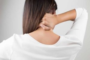 Đau cổ vai gáy là tình trạng có thể ảnh hưởng nghiêm trọng tới sinh hoạt và hiệu quả làm việc nếu không được xử lý một cách triệt để