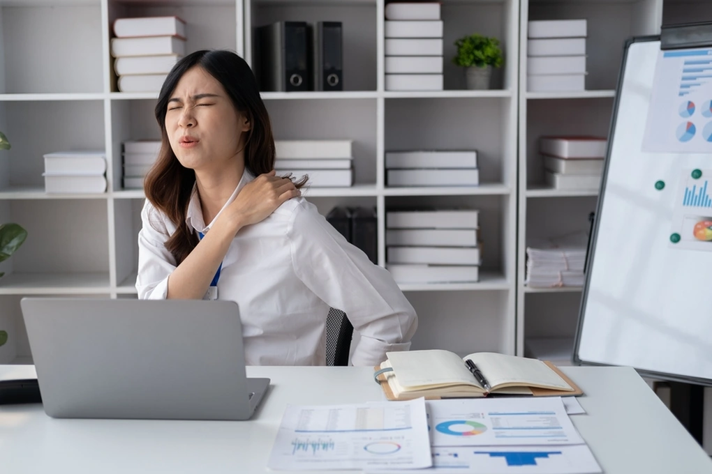 áp dụng giải bó cơ cùng các phương pháp khác giúp tránh các tổn thương kéo dài và phát sinh bệnh lý phức tạp hơn cho dân văn phòng.