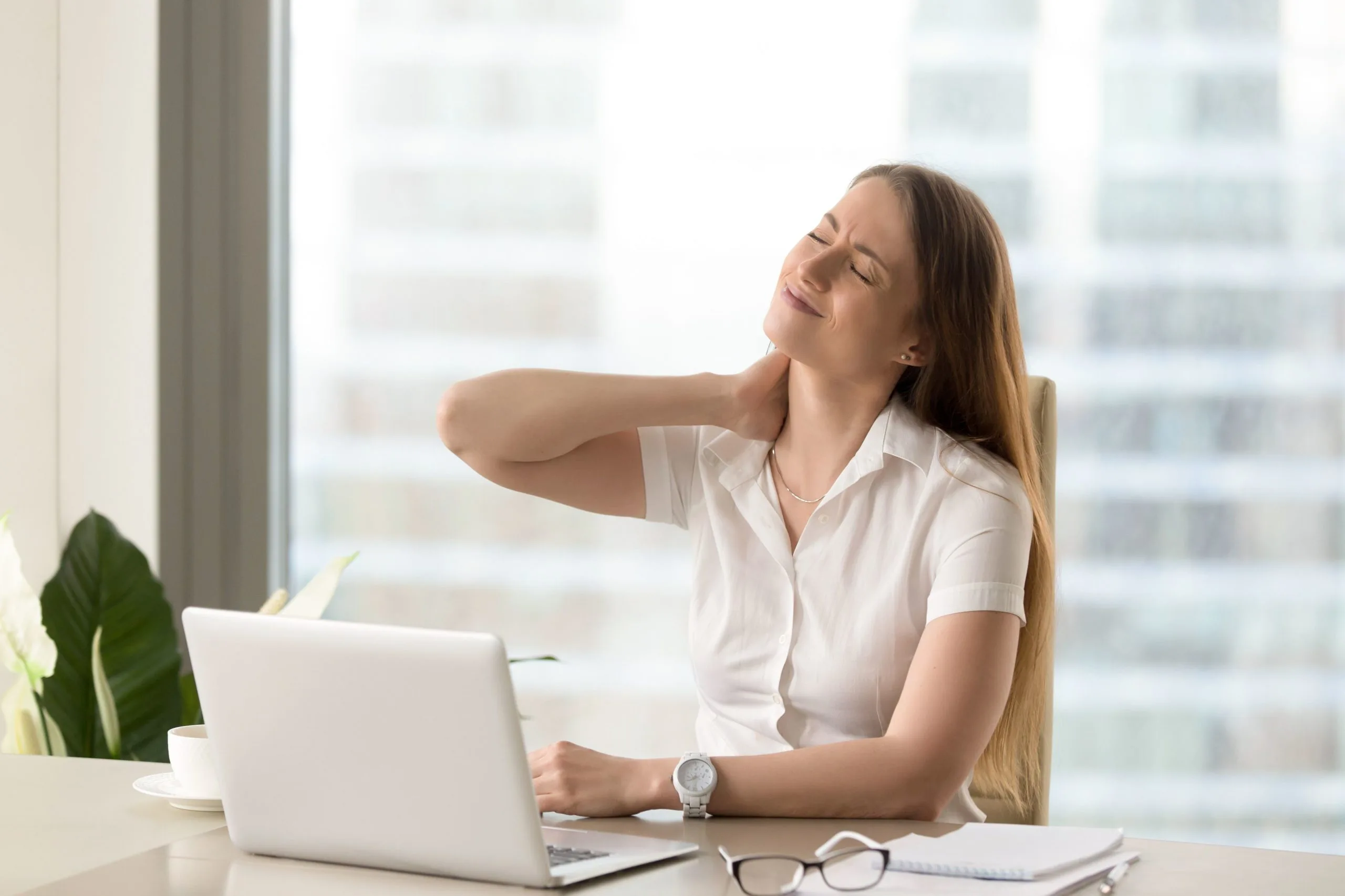 chăm sóc sức khỏe thường xuyên là yếu tố quan trọng giúp dân văn phòng duy trì sự năng động và hiệu suất làm việc cao