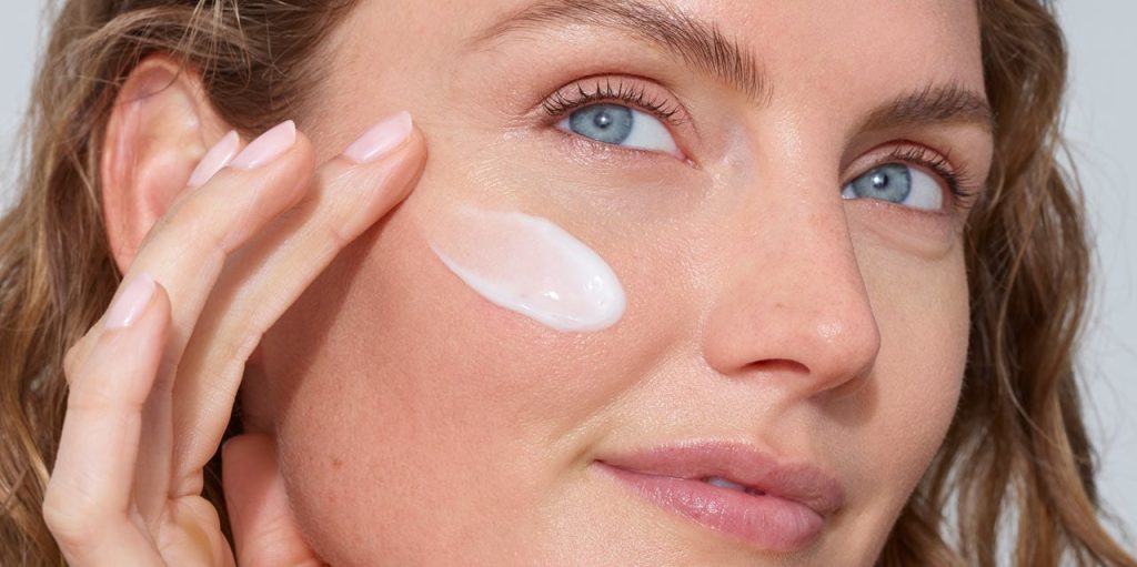 Serum là sản phẩm dưỡng da đậm đặc, có tác dụng sâu, phù hợp hoàn hảo cho routine chăm sóc da mùa thu cho da khô
