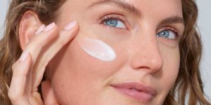 Serum là sản phẩm dưỡng da đậm đặc, có tác dụng sâu, phù hợp hoàn hảo cho routine chăm sóc da mùa thu cho da khô