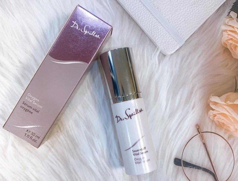 Nên sử dụng serum đều đặn mỗi ngày vào buổi sáng và tối, đặc biệt trong mùa thu khi da dễ mất nước do thay đổi khí hậu