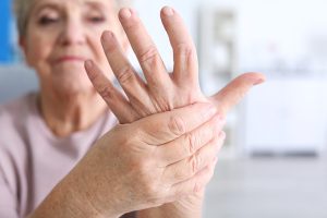 Để hạn chế triệu chứng tê bì chân tay, việc điều chỉnh lối sống là rất quan trọng.