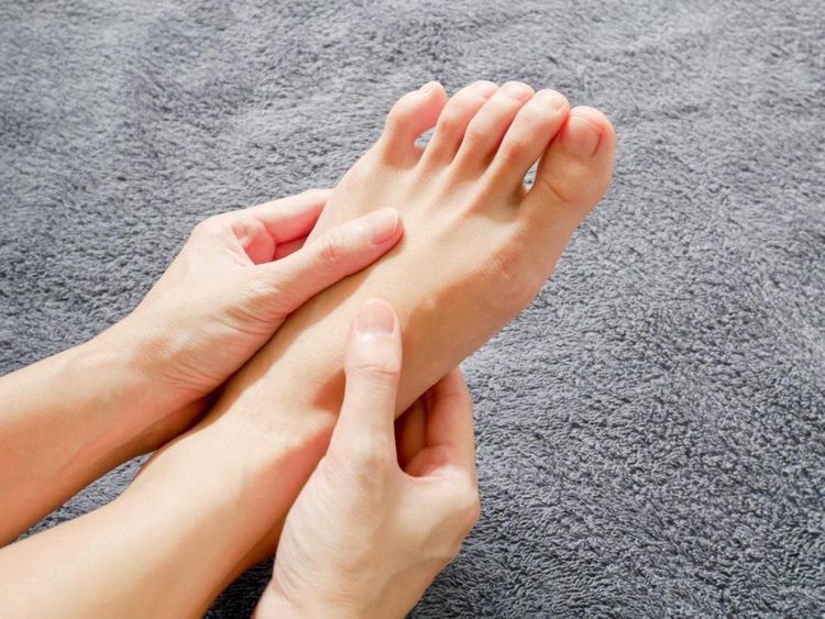 Người bị tê bì chân tay nên quan tâm đến việc giữ ấm chi, tránh các yếu tố làm cản trở tuần hoàn máu như nghiêng đầu sai tư thế hoặc ngồi lâu một chỗ.