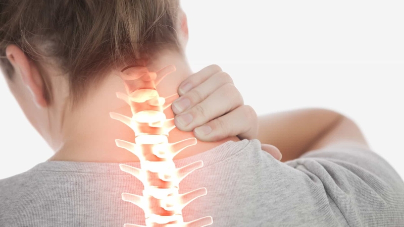 Người bệnh thoái hóa đốt sống cổ nên hạn chế nâng vật nặng và tránh những động tác đột ngột có thể làm tổn thương thêm các đốt sống.
