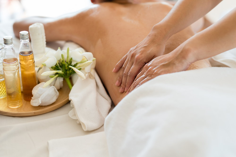 Dầu massage là sản phẩm không thể thiếu trong liệu trình chăm sóc sức khỏe và làm đẹp hiện đại.