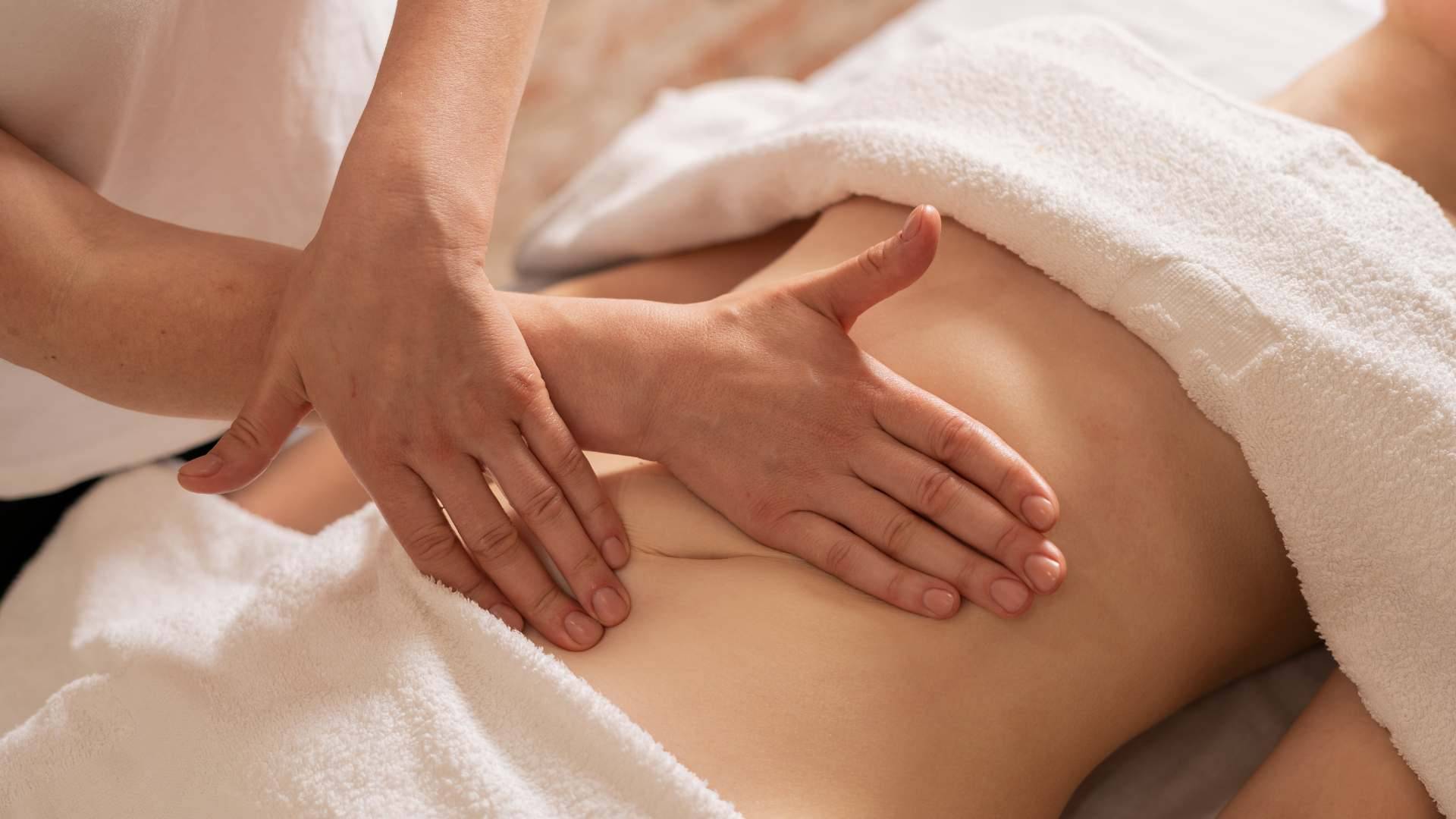 Massage với dầu không chỉ giúp thư giãn mà còn hỗ trợ rất tốt trong việc nuôi dưỡng và bảo vệ làn da