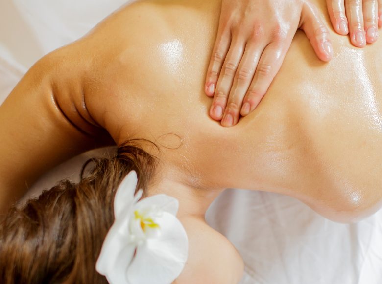 Dầu massage không chỉ là sản phẩm đơn thuần dùng để thư giãn mà còn góp phần đắc lực trong chăm sóc da và phục hồi sức khỏe toàn diện