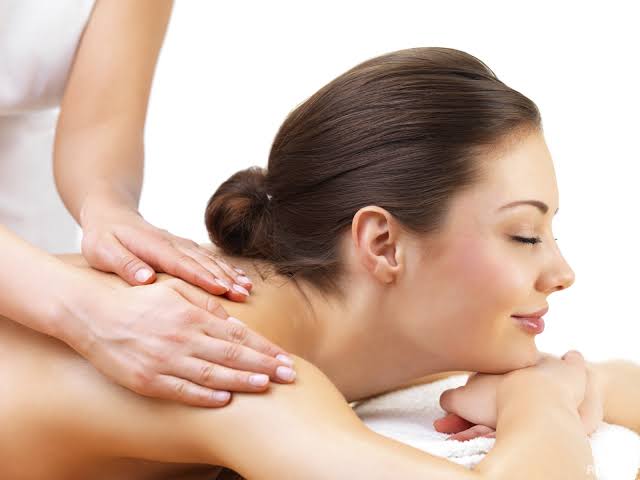 Khi quyết định sử dụng dịch vụ massage tại nhà, khách hàng cần lựa chọn đơn vị uy tín để đảm bảo sự an toàn và chất lượng trải nghiệm