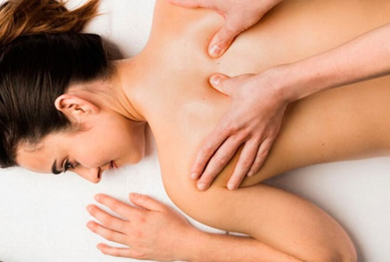 Massage tại nhà đang trở thành xu hướng chăm sóc sức khỏe được nhiều người ưa chuộng.