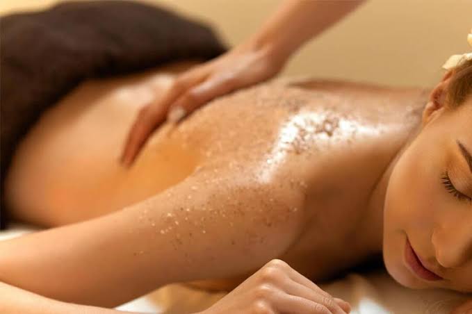 Để quá trình cải thiện vết thâm trên da body đạt hiệu quả, bước đầu tiên và không thể bỏ qua là làm sạch da kỹ càng.