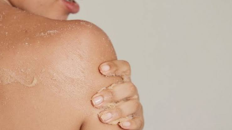 cách trị thâm body cũng cần sự hỗ trợ từ việc duy trì thói quen uống đủ nước mỗi ngày để cơ thể luôn giữ được độ ẩm tự nhiên cho da, góp phần giảm thâm hiệu quả
