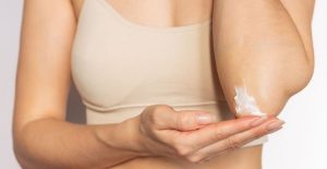 Làm sạch vùng khuỷu tay là bước đầu tiên trong cách trị thâm khuỷu tay để loại bỏ bụi bẩn, bã nhờn và tế bào chết tích tụ.