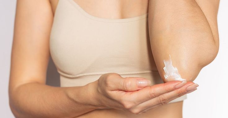 Làm sạch vùng khuỷu tay là bước đầu tiên trong cách trị thâm khuỷu tay để loại bỏ bụi bẩn, bã nhờn và tế bào chết tích tụ.