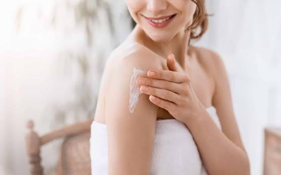 Bước dưỡng ẩm đóng vai trò quan trọng trong phương pháp chăm sóc da body đúng cách nhằm duy trì sự mềm mại và tính đàn hồi của da