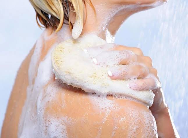 Bên cạnh việc áp dụng các bước cơ bản hằng ngày, người quan tâm đến chăm sóc da body hàng ngày cũng có thể kết hợp các liệu pháp thư giãn sâu