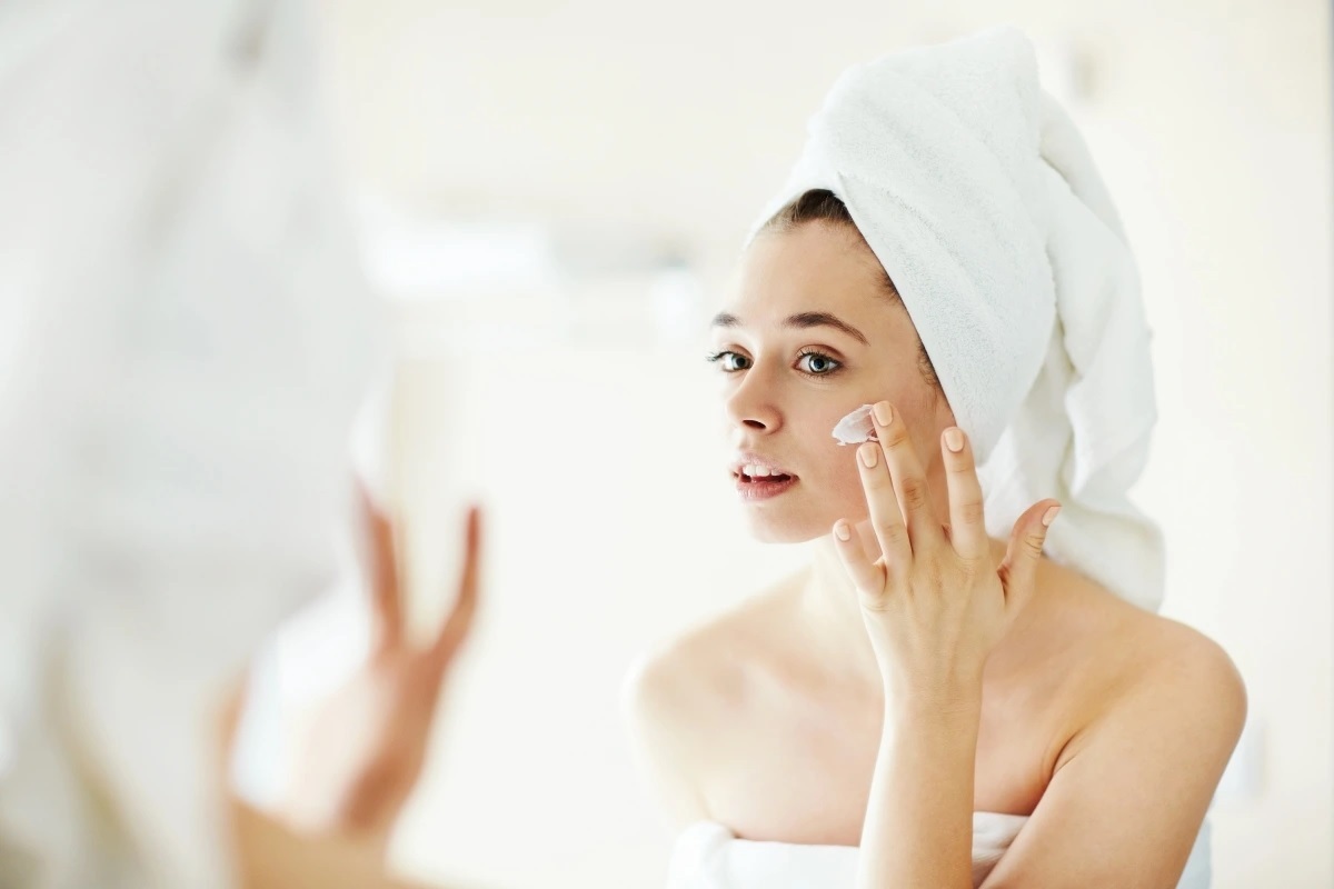 Chăm sóc da body hàng ngày không chỉ giúp bảo vệ và giữ gìn làn da khỏe mạnh mà còn hỗ trợ cải thiện các vấn đề về da như khô ráp