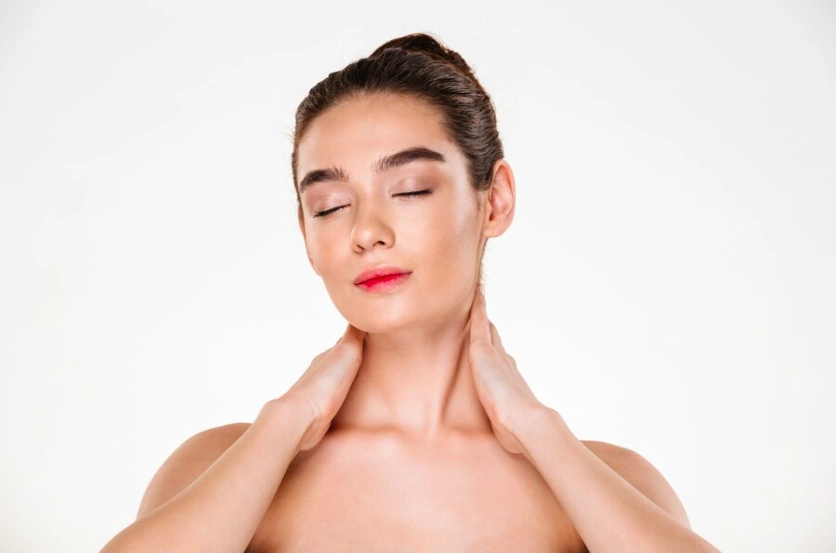Vùng da cổ thường bị bỏ qua trong chu trình chăm sóc da nhưng dễ xuất hiện các dấu hiệu lão hóa và tổn thương do tác động của môi trường.