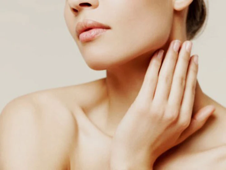 chăm sóc da cổ không đơn thuần là một phần nhỏ trong quy trình làm đẹp mà cần được quan tâm đặc biệt để tránh các dấu hiệu lão hóa và tổn thương