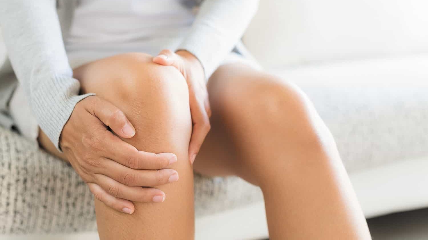 bạn có thể thêm liệu pháp xông hơi hoặc tắm nước ấm với tinh dầu thư giãn giúp làm mềm và vệ sinh sâu cho da đầu gối