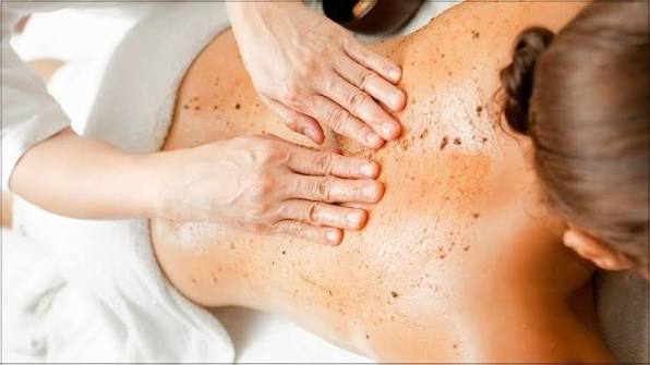hiều người còn băn khoăn về cách chăm sóc da lưng phù hợp với đặc điểm da và các vấn đề thường gặp.