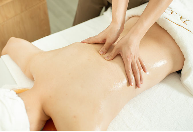 chăm sóc da lưng không chỉ đơn thuần dùng mỹ phẩm mà cần kết hợp sinh hoạt lành mạnh như mặc quần áo thoáng, tưới mồ hôi kịp thời, vừa đủ sử dụng chất tẩy rửa và dưỡng ẩm đều đặn theo đúng chu trình