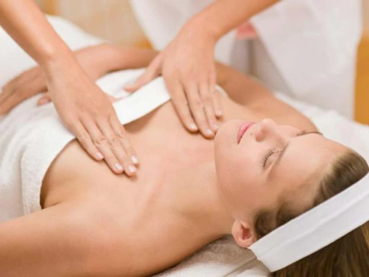 hãy lựa chọn các dịch vụ chuyên biệt cho vùng da ngực, nơi các kỹ thuật viên được đào tạo bài bản để tránh những sai sót gây tổn hại da