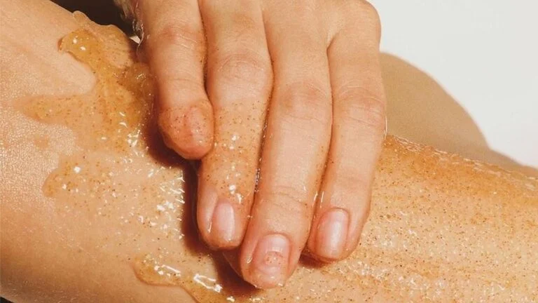 Nhiều trường hợp da body bị sần có thể bị nhầm với các vấn đề da liễu khác như viêm nang lông, dị ứng da hoặc da khô kéo dài do lão hóa