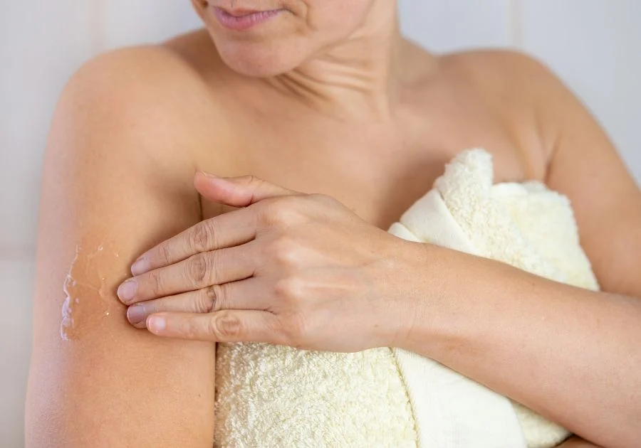 Da body bị thâm là vấn đề khiến nhiều người cảm thấy khó chịu và mất tự tin trong cuộc sống hàng ngày.