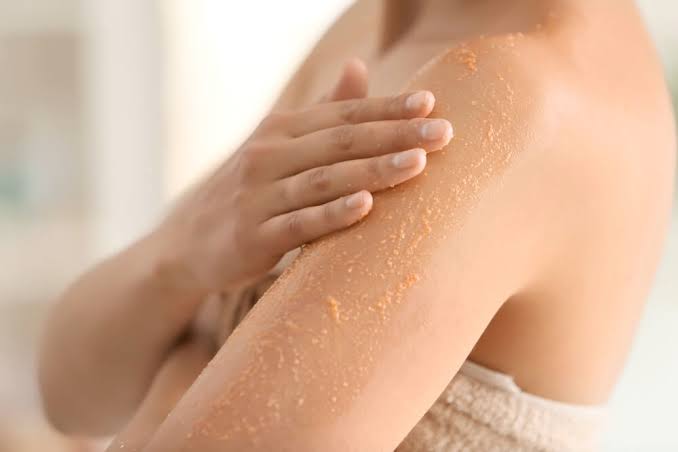 Vậy làm thế nào để thực hiện liệu trình tẩy da chết toàn thân đúng tiêu chuẩn và phù hợp với từng loại da?